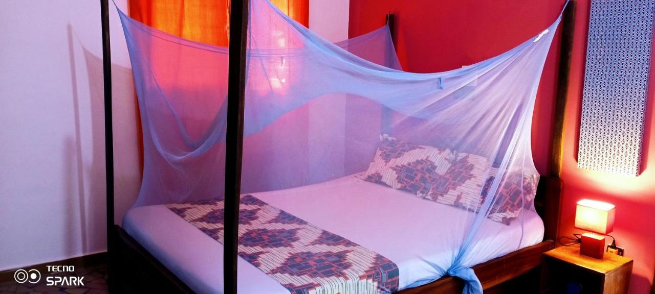 Akwa Guesthouse Котону Экстерьер фото