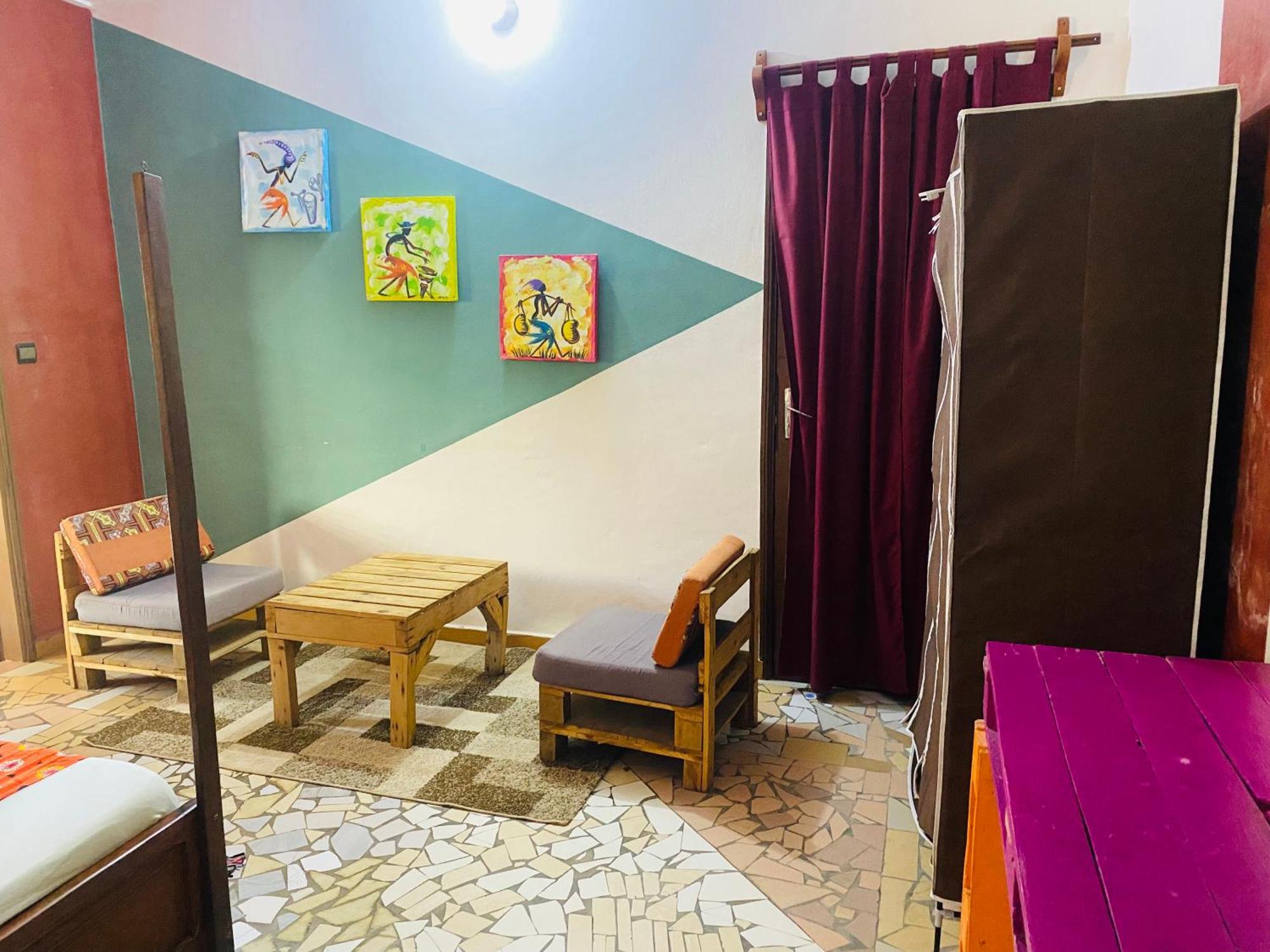Akwa Guesthouse Котону Экстерьер фото