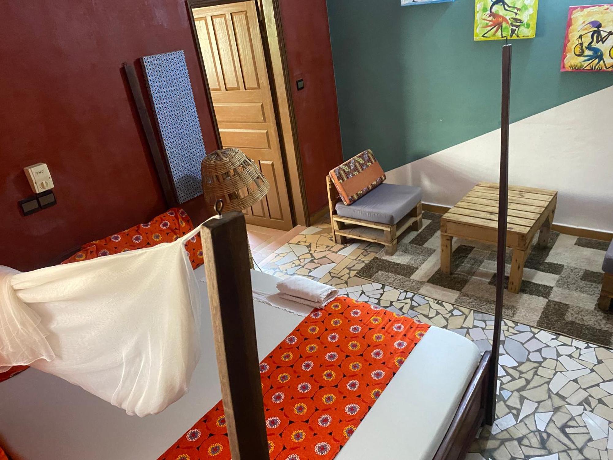 Akwa Guesthouse Котону Экстерьер фото