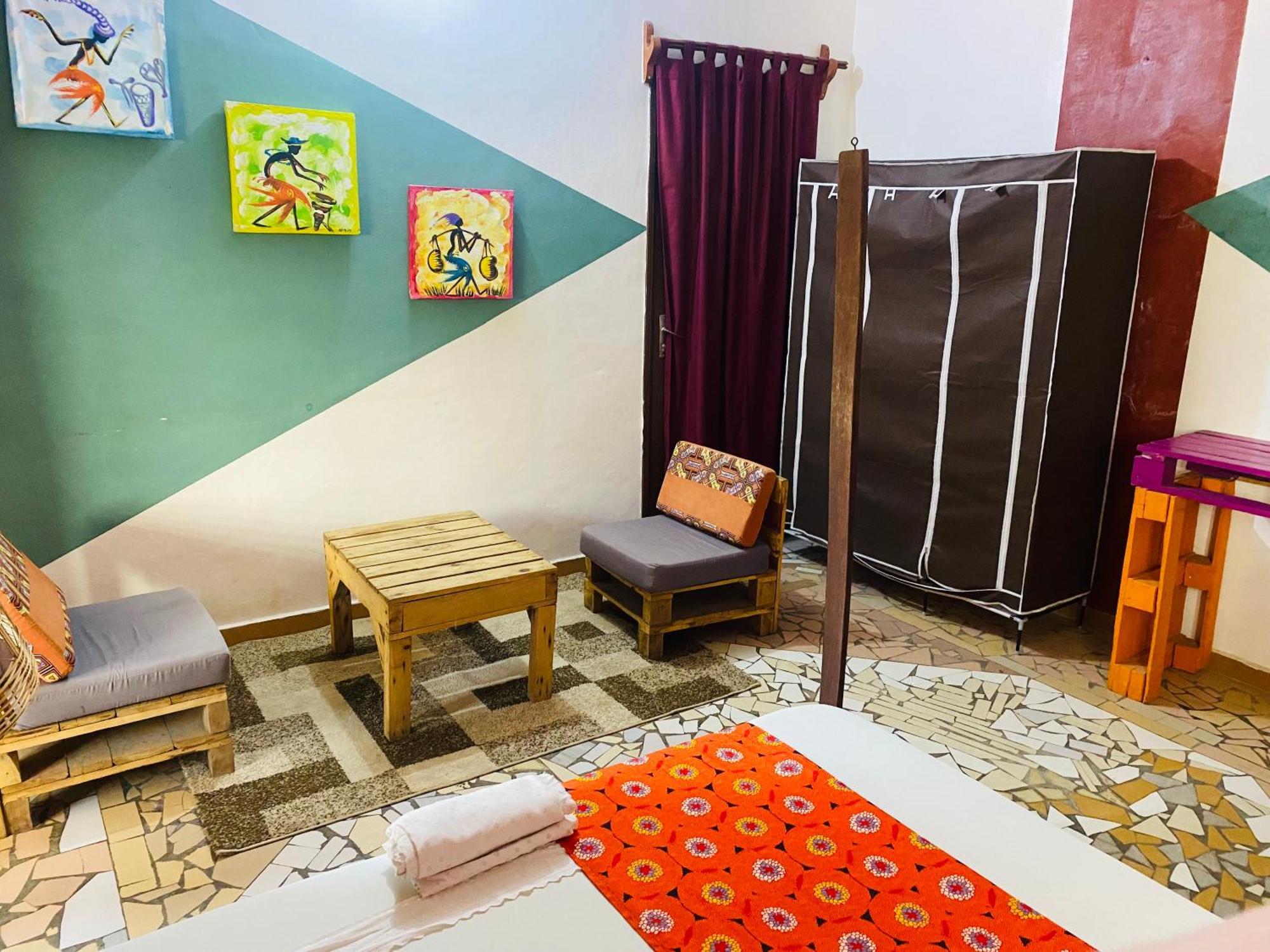Akwa Guesthouse Котону Экстерьер фото
